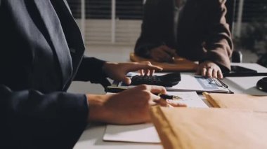 Takım elbiseli iş adamı defterde yazıyor.