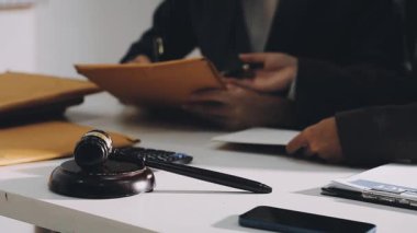 Takım elbiseli iş adamı ofiste deftere yazı yazıyor.