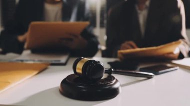 Ofiste çalışan bir avukat. Avukat belgeler üzerinde çalışıyor. yasal danışmanlık.