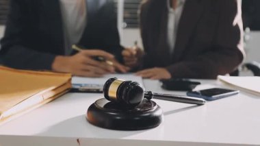 Ofis, hukuk ve adalet konularında çalışan iş avukatlarının kapatılması.