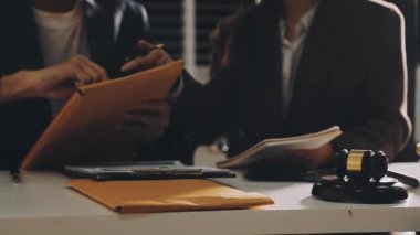 Ofiste çalışan genç iş adamı.