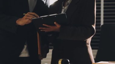 İş adamı ve iş kadını ofiste iş projesini tartışıyor