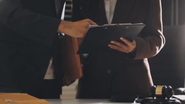 Belgeleri elinde tutan iş adamı.