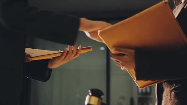 Genç iş çift el sıkışan