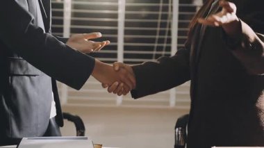 İş adamları ofiste tokalaşmak için el sıkışıyor..