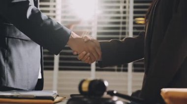 İş dünyası ekibi ofiste el sıkışıyor, iş konsepti, orijinal fotoset