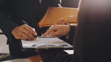 Ofiste birlikte çalışan iş ekibini kapatın..