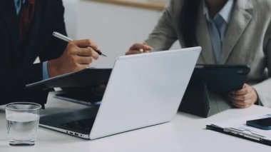 İşadamı ve birlikte çalışan kadın