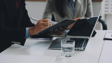 İş adamı ve iş tartışırken işkadını