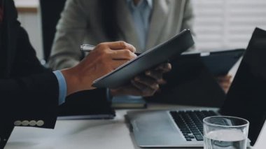 Modern ofiste iş adamlarının ellerinin yakın plan çekimleri.