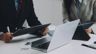 Ofiste çalışan iş ortaklarını kapatın..