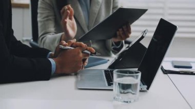 İşadamları ofiste çalışıyor..