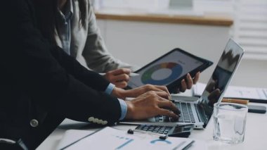 Finansal verilerle iş ekibi toplantısı