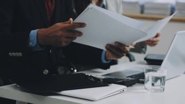 Genç adam ofiste çalışıyor.