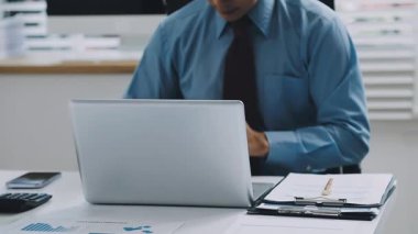 Projesi üzerinde çalışan işadamlarına yakın çekim