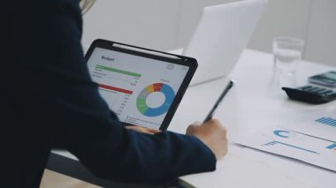 İşadamı dizüstü bilgisayardaki mali verileri analiz ediyor.