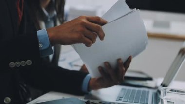 Kapat. Bilgisayarla çalışan iş adamları. iş adamları