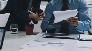 İş adamları finansal grafikleri ve grafikleri tartışıyor