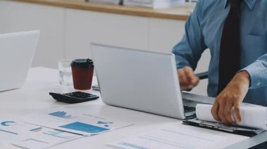 Modern ofiste çalışan iş ekibini kapatın. takım çalışması konsepti