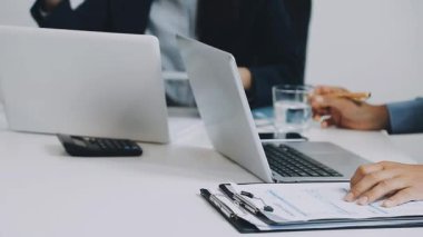 Ofiste çalışan bir işadamı.