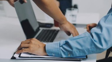 Bilgisayar kullanma office işadamı yakın çekim