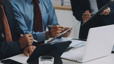 İş adamları office toplantısında