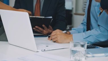 Ofiste çalışan iş adamı