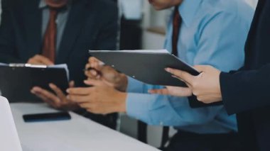 Modern ofiste iş ekibi toplantısını kapatın.