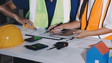 Ofiste çalışan mühendis ya da mühendis kadın.