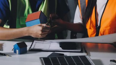 İnşaat alanı, mühendislik ve mühendislik tasarım konsepti, seçici odaklanma üzerine plan ve dizüstü bilgisayarla çalışan mühendis veya mimar