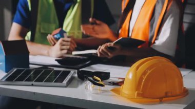 Mühendisler bir plan üzerinde çalışıyor.