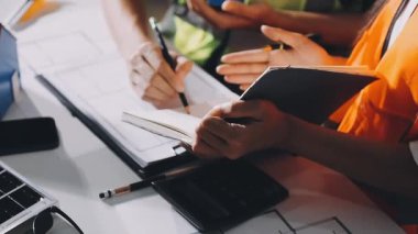 Planlar üzerinde çalışan ve bilgisayar kullanan mühendis mühendislerini kapat