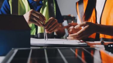 İnşaat alanında çalışan mühendis ve mimar mühendisi.