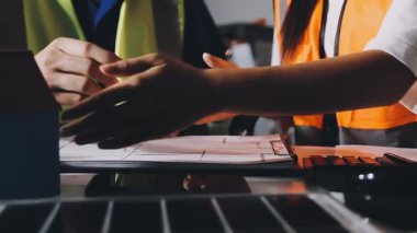 Mühendis ve mimar ekibi inşaat projesinde çalışıyor..