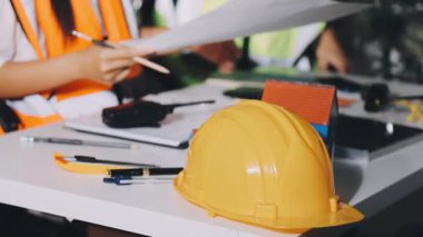 İnşaat ofisinde çalışan mühendis kadın.