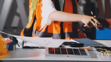 Mühendis tabletteki güneş panelini kontrol ediyor. alternatif enerji kavramı.