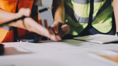 Ofiste çalışan mühendis ve mimar