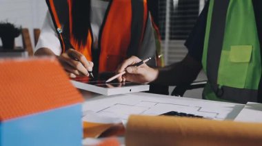 Ofisteki bir proje üzerinde çalışan mühendis veya mimar.