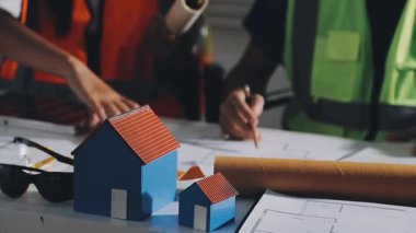 İnşaat alanında çalışan mühendis, proje, mühendislik konsepti