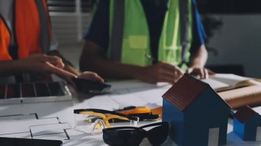 İnşaat alanında çalışan mühendis veya işçi