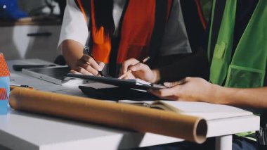 Bir atölyede çalışan işçi.