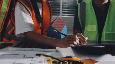 İnşaat projesinde çalışan mühendis veya mühendis, inşaat alanında proje ve mühendislik kavramı