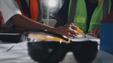 Bina planı, mühendisi veya inşaat işçisi üzerinde çalışan bir mühendis