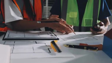 Mimar, mühendis, mühendis ya da mimar inşaat ofisinde plan üzerinde çalışıyor. İnşaat, mühendislik ve mimari kavramı.