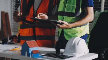 Mühendis fabrikada tablet bilgisayar üzerinde çalışıyor.