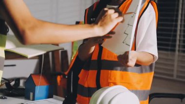 Ofisteki planlar, mühendislik, mimari konsept ile çalışan mimar