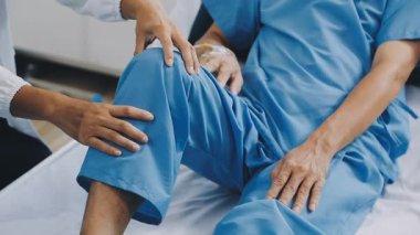 Hastane üniformalı doktor hastayı muayene ediyor.