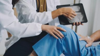 Hastanede bir hastayı muayene eden bir doktor. sağlık hizmeti kavramı.