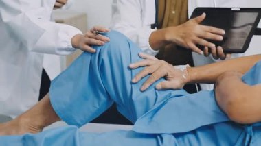 Doktor hastane odasında hastayı kontrol ediyor.