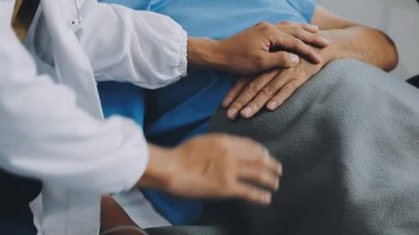 Doktor hastayı kontrol ediyor.